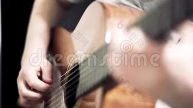 这位吉他手弹吉他. 吉他手和微动板特写